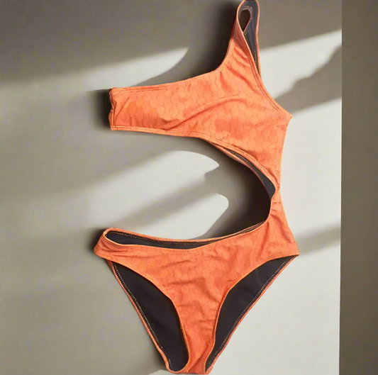 Bold side reveal bikini