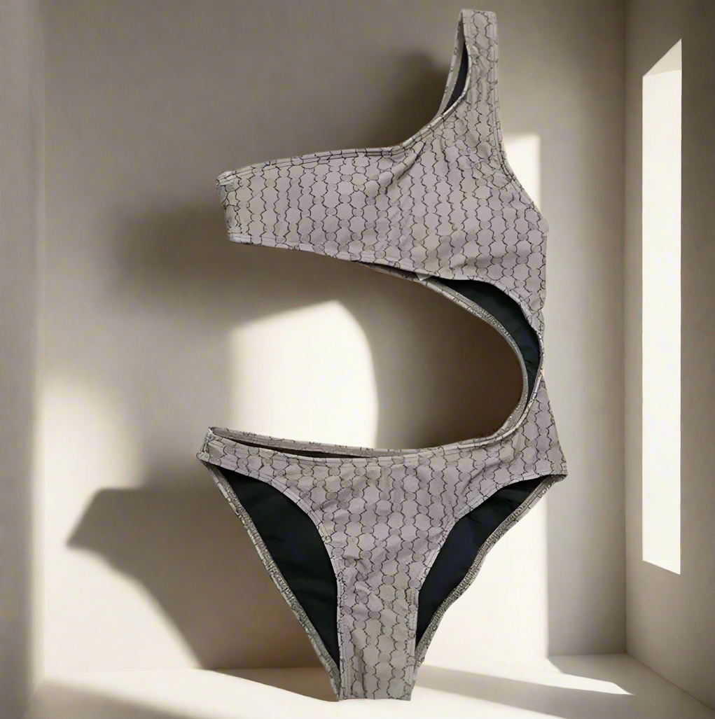 Bold side reveal bikini