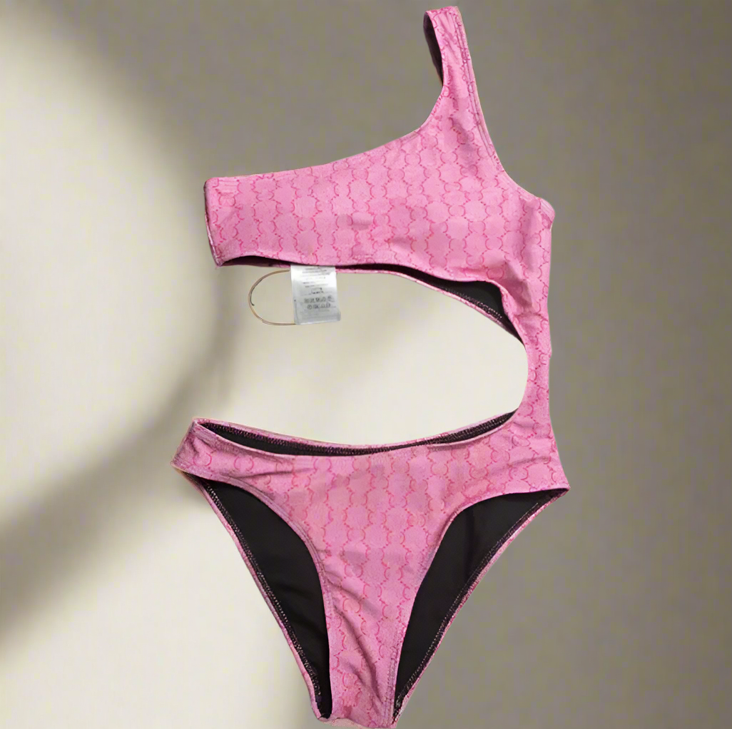 Bold side reveal bikini