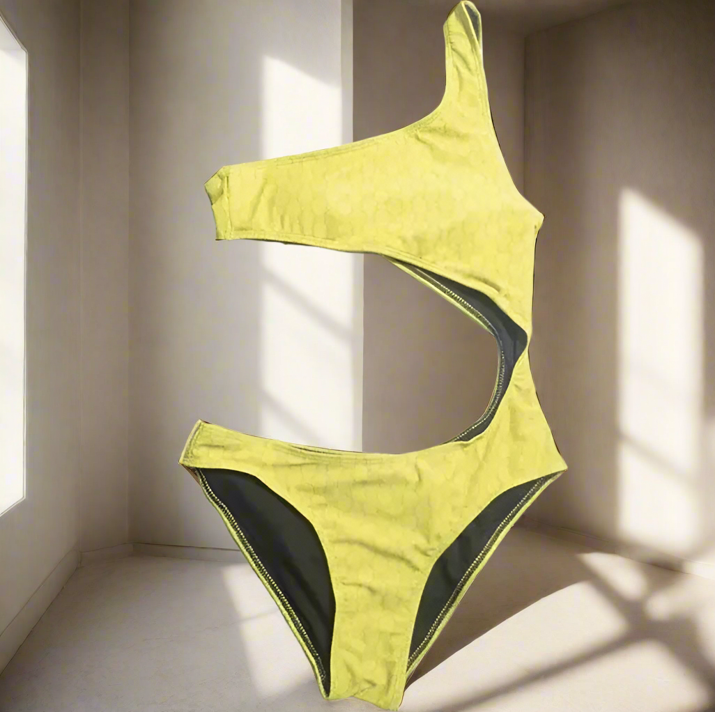 Bold side reveal bikini